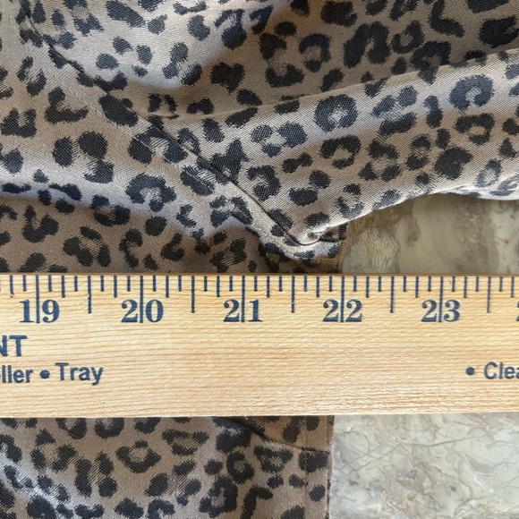 Chico’s Leopard Print No-Iron Blouse Size 2 (12) Coolmax All Season Top - Picture 11 of 13